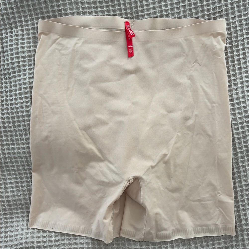 Lightweight Spanx midthigh short shapewear - size medium! $30